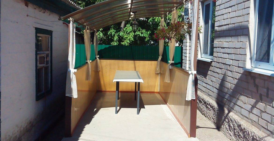 Беседка во дворе