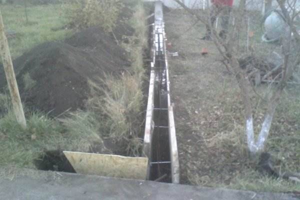 Заливка опалубки, отмостка на даче