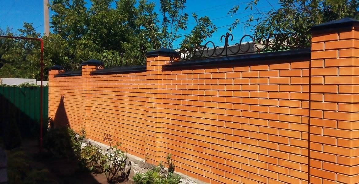 Кирпичный забор